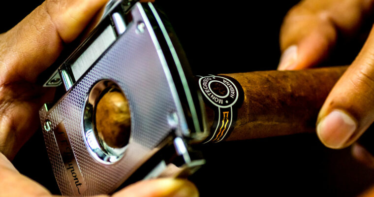 So schneidet man richtig Zigarren an